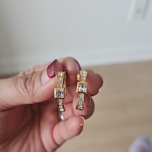 Jewelry - VINTAGE Elegant Gold and Silver Earrings
